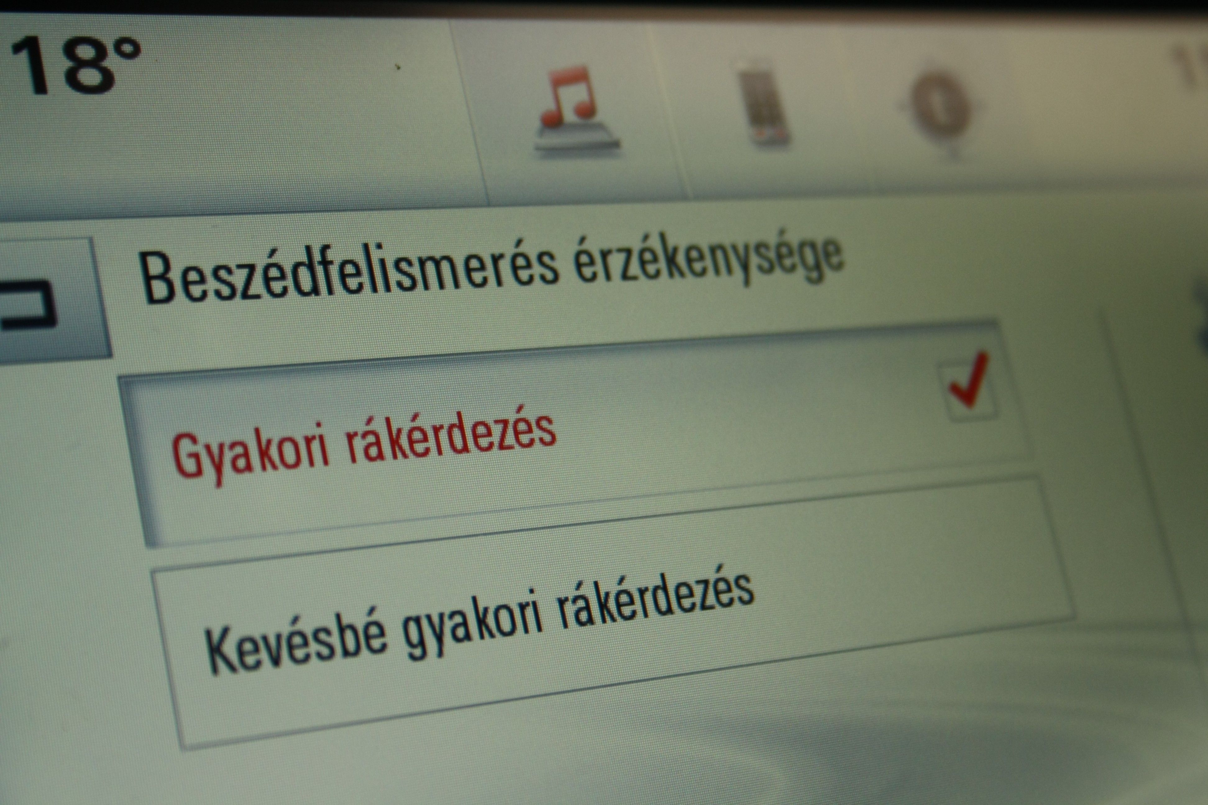 nem csak érintéssel, hanem még további három módon barangolhatunk az Intellink menüjében